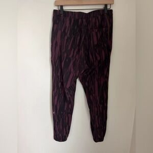 Lululemon Jogger Painted Animal Bordeaux Drama Black Size 6 Lightweight